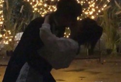 明星亲吻吃瓜视频,亲吻吃瓜视频引发网友热议